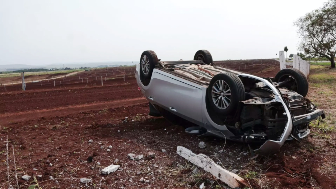 Mulher perde a dire&ccedil;&atilde;o, bate carro em cerca e ve&iacute;culo com crian&ccedil;a capota