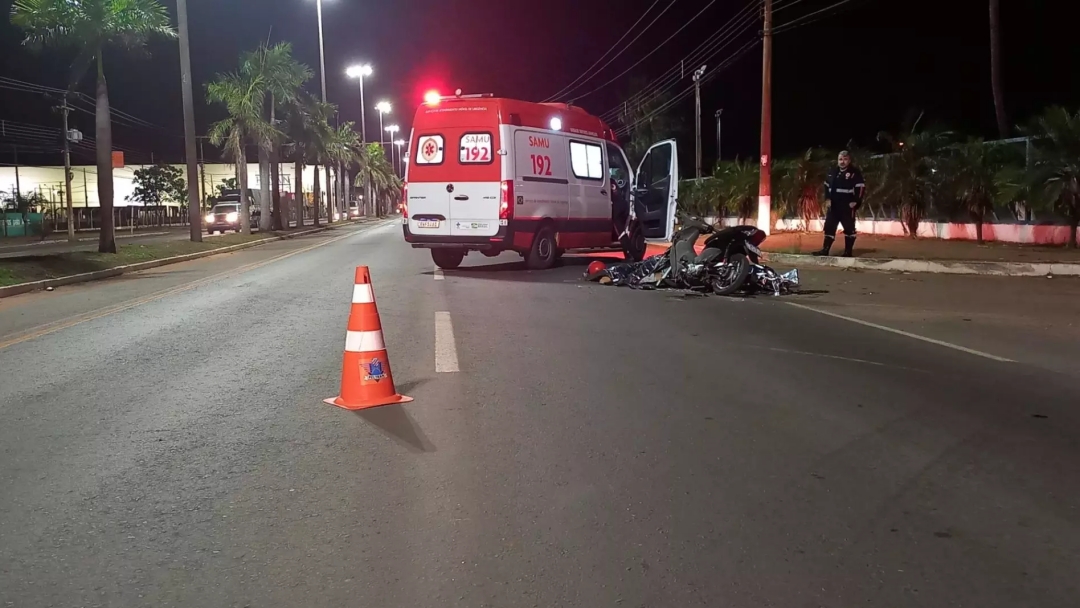 Motociclistas morrem ap&oacute;s batida com carreta