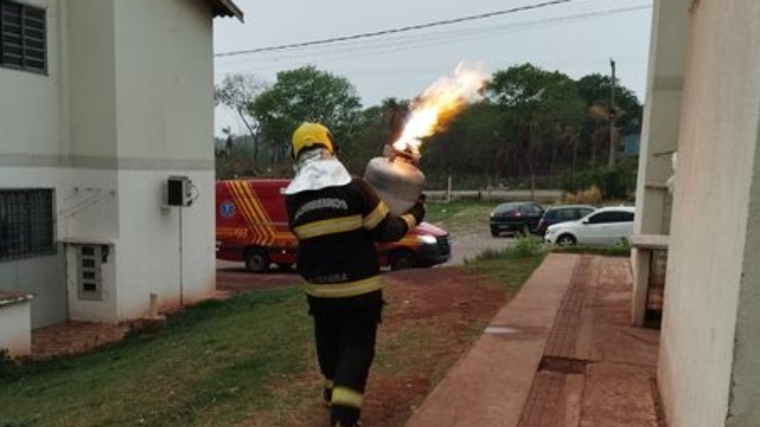 Botij&atilde;o pega fogo, inicia princ&iacute;pio de inc&ecirc;ndio e idosa acaba hospitalizada