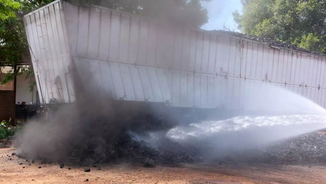 Carreta carregada de carv&atilde;o pega fogo na sa&iacute;da de Campo Grande