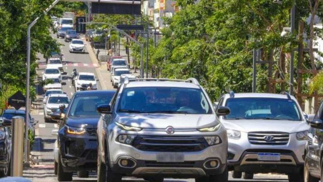 Pagamento de licenciamento de ve&iacute;culos com placas de final 0 segue at&eacute; fim de outubro