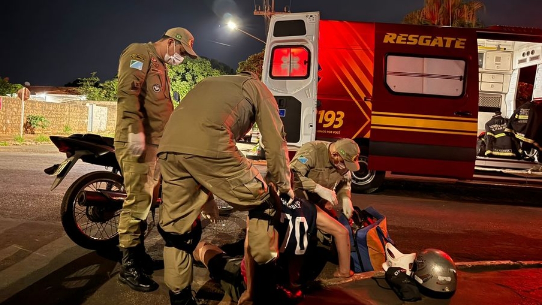 Motociclista &eacute; atingido por carro de passeio em cruzamento de Nova Andradina