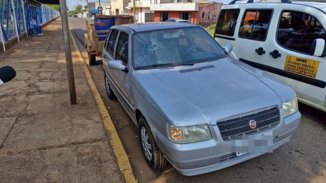 Jovem atravessa sem olhar e &#039;voa&#039; no para-brisa de Fiat Uno na Vila Ipiranga 