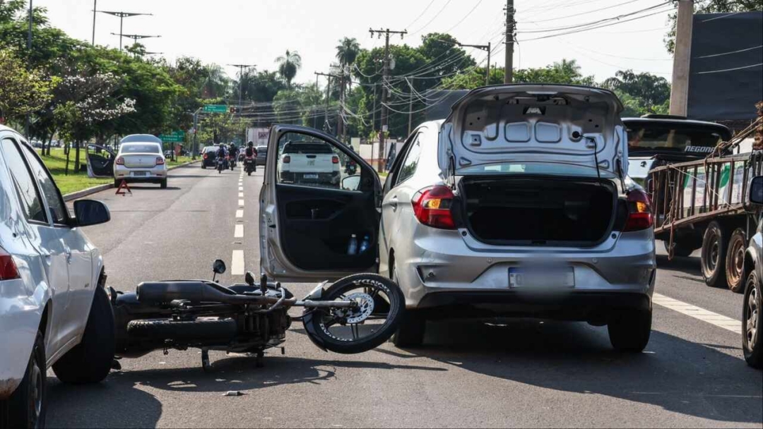 Colis&atilde;o entre duas motos e dois carros trava faixas da Duque de Caxias