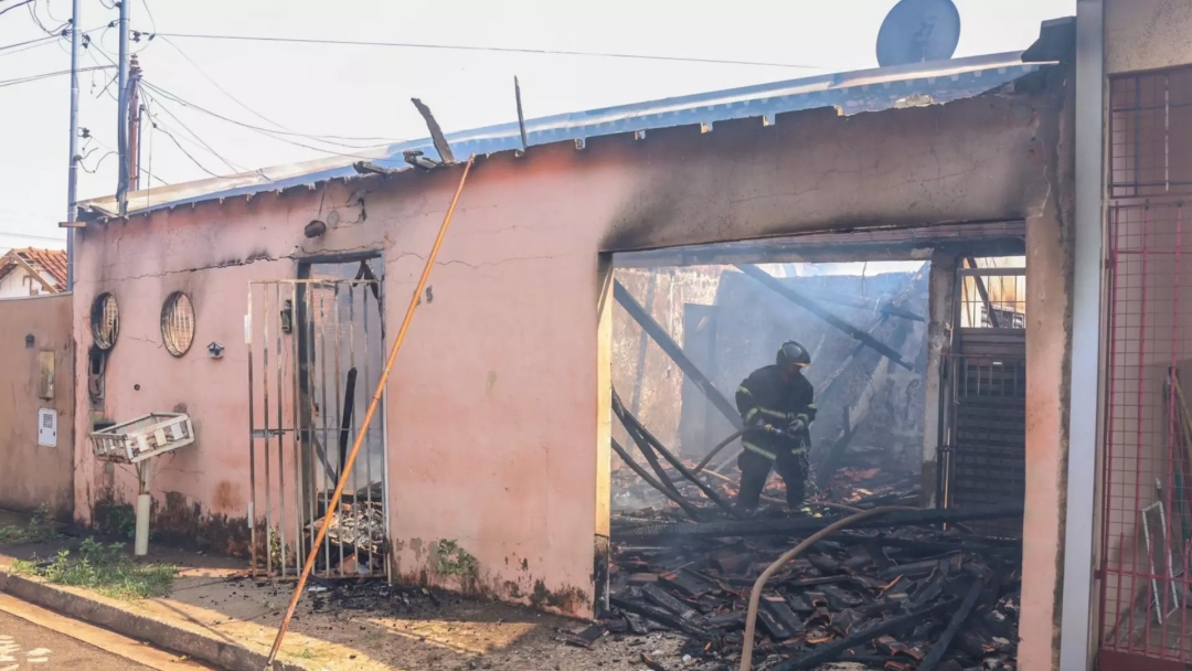 Inc&ecirc;ndio destr&oacute;i casa no Aero Rancho e vizinhos salvam cachorro das chamas 