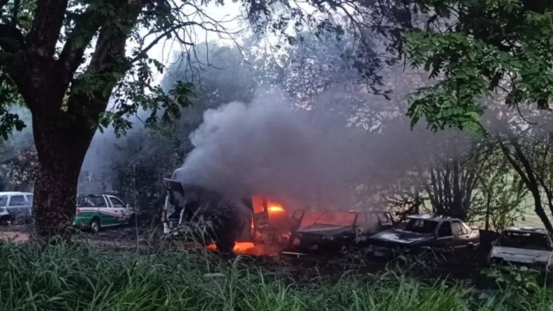 Cinco carros da Prefeitura de Bataguassu s&atilde;o destru&iacute;dos em inc&ecirc;ndio 