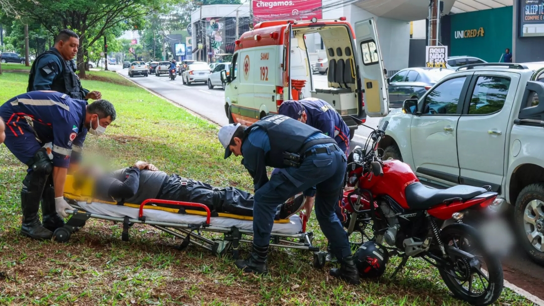 Ao trocar de faixa, caminhonete atinge motociclista na Avenida Afonso Pena