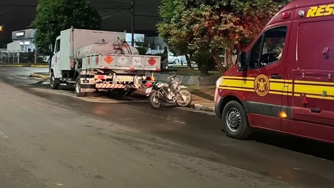 Motociclista bate em caminh&atilde;o estacionado e corta a cabe&ccedil;a 