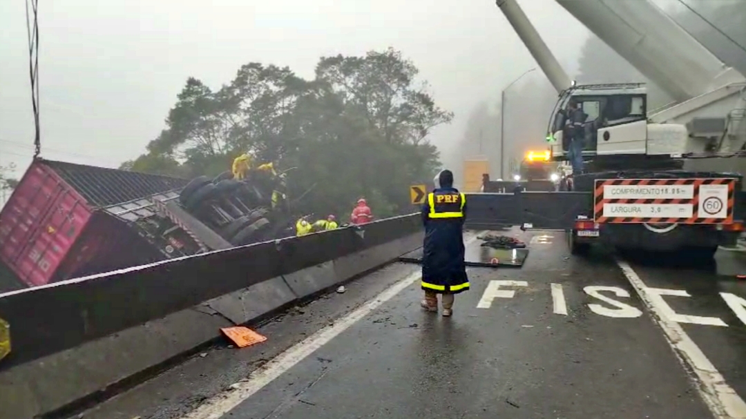 Carreta tomba sobre van que transportava atletas e deixa ao menos 6 mortos no PR