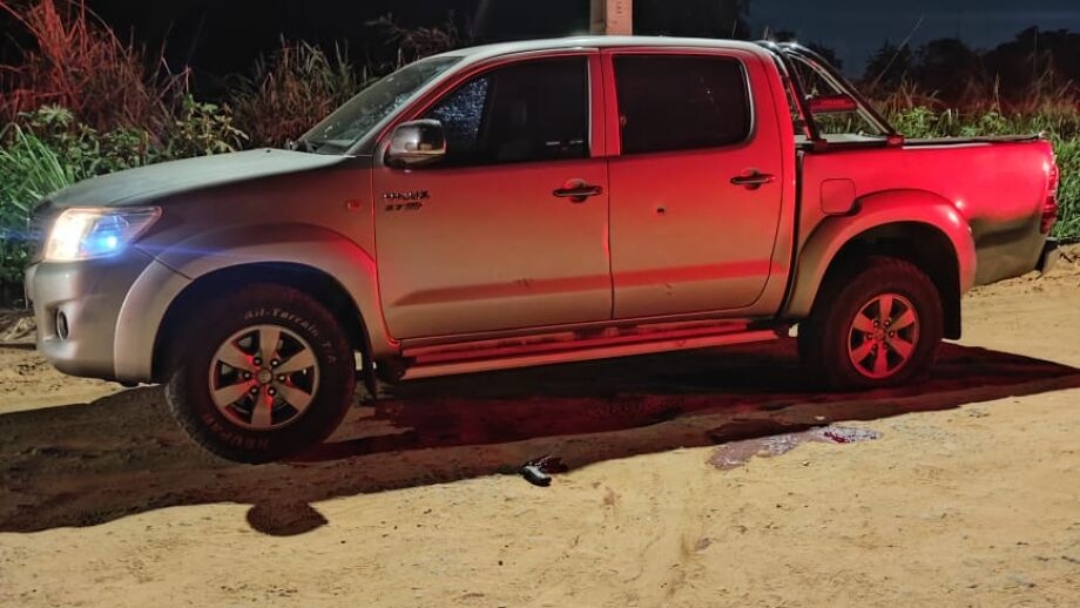 Dois ladr&otilde;es rendem idoso, roubam Hilux e acabam mortos pelo Choque