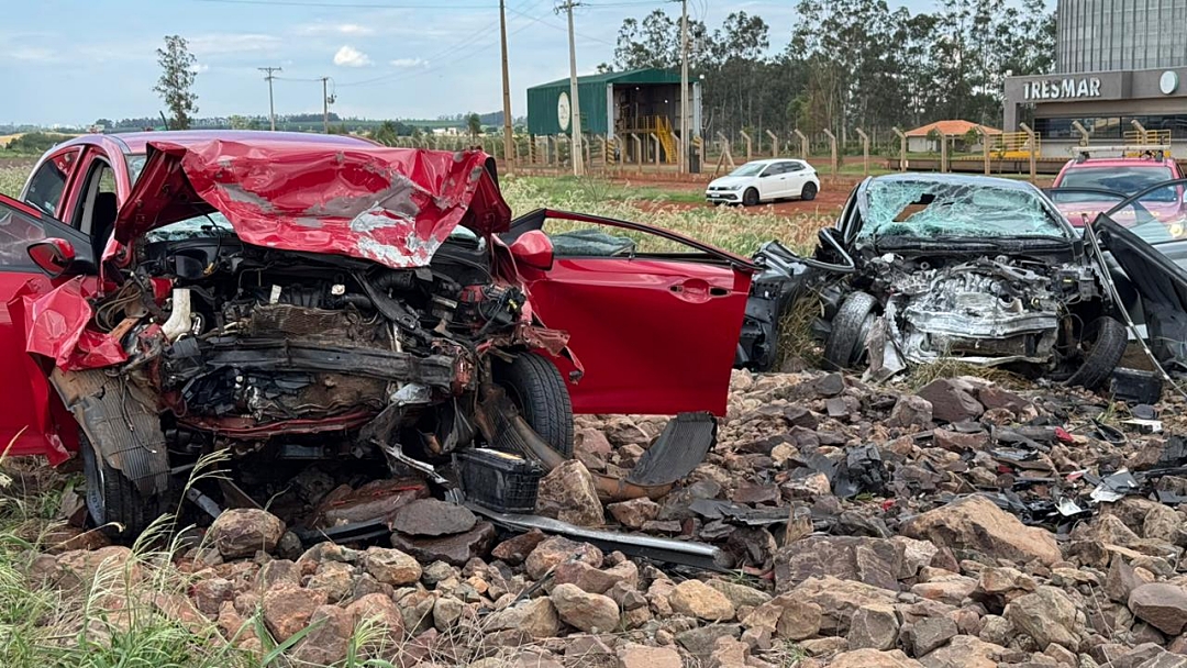 Grave acidente na BR-060: ve&iacute;culos colidem de frente e deixam seis pessoas feridas