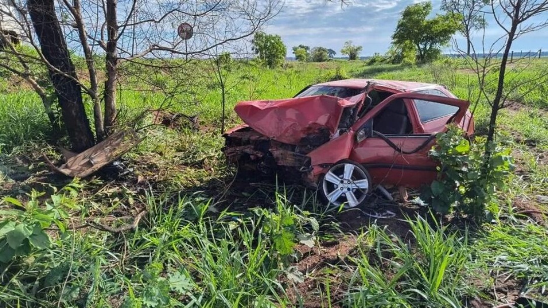 Motorista fica preso &agrave;s ferragens ap&oacute;s acidente 