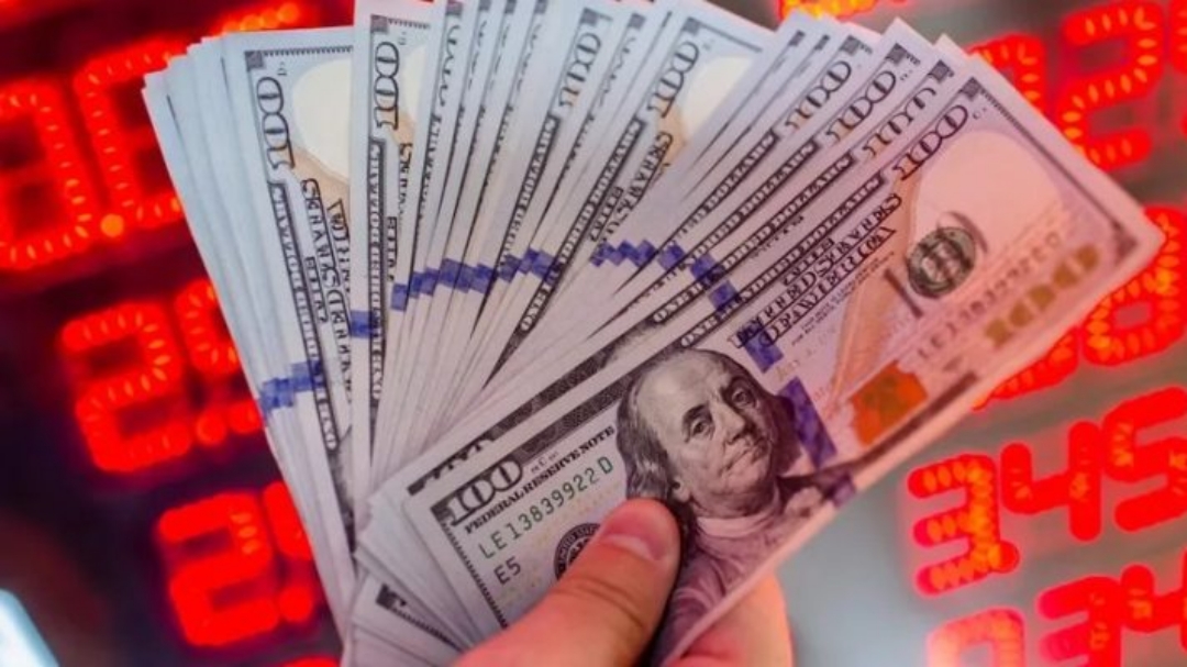 D&oacute;lar hoje tem leve alta em in&iacute;cio de semana repleta de dados e balan&ccedil;os