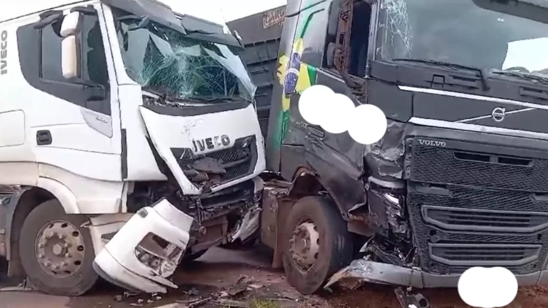 Motorista de carreta n&atilde;o respeita sinaliza&ccedil;&atilde;o e provoca acidente com outro caminh&atilde;o 