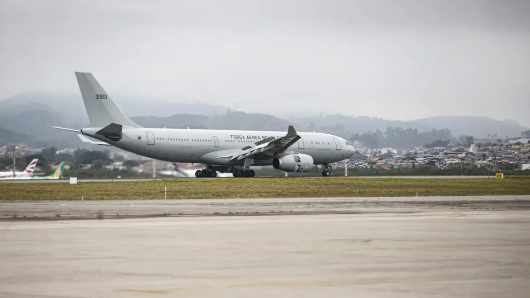 Avi&atilde;o com 221 brasileiros repatriados do L&iacute;bano pousa em Guarulhos