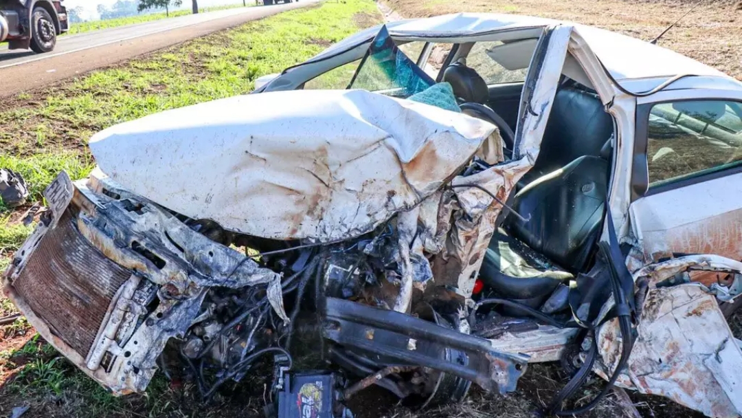 Motorista &eacute; socorrido em estado grave ap&oacute;s dormir ao volante e bater em carreta  