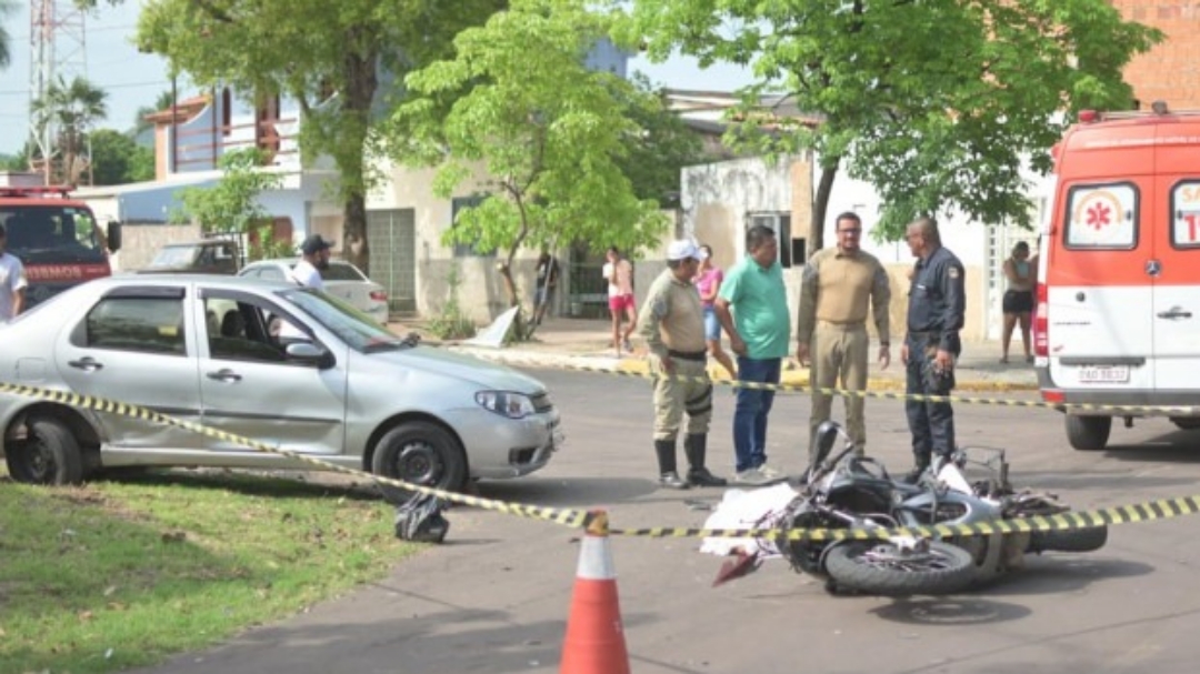 Guarda municipal morre em batida entre carro e moto em Corumb&aacute;