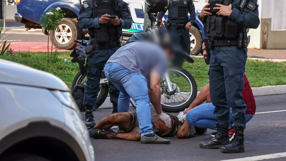 Homem com fratura exposta no bra&ccedil;o cai no meio da Avenida Afonso Pena e interdita tr&acirc;nsito 