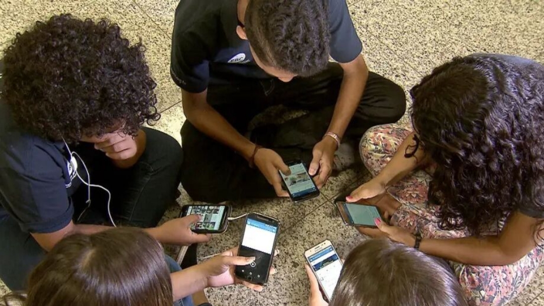 Proibi&ccedil;&atilde;o do uso de celular em escolas &eacute; aprovada por comiss&atilde;o