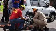 Passageira &eacute; socorrida ap&oacute;s motociclista de aplicativo bater em carro 