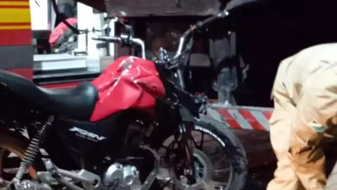 Jovem morre ao empinar moto e bater em caminh&atilde;o estacionado  