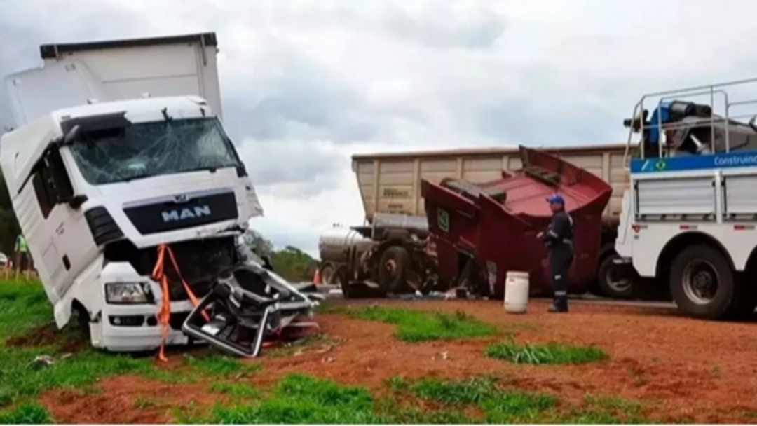 Cabine arrancada em colis&atilde;o frontal entre carretas na MS-306, trecho com Pare e Siga