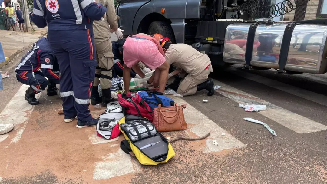 Ciclista que teve perna esmagada por carreta morre no hospital  