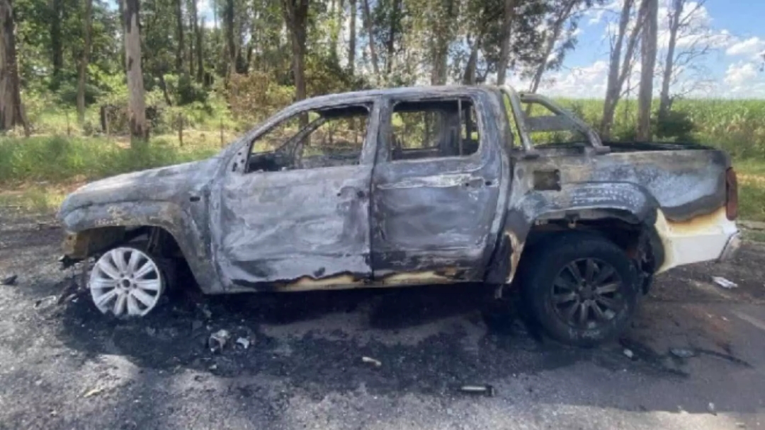 Amarok fica destru&iacute;da ap&oacute;s pegar fogo em estrada vicinal na BR-262 em MS