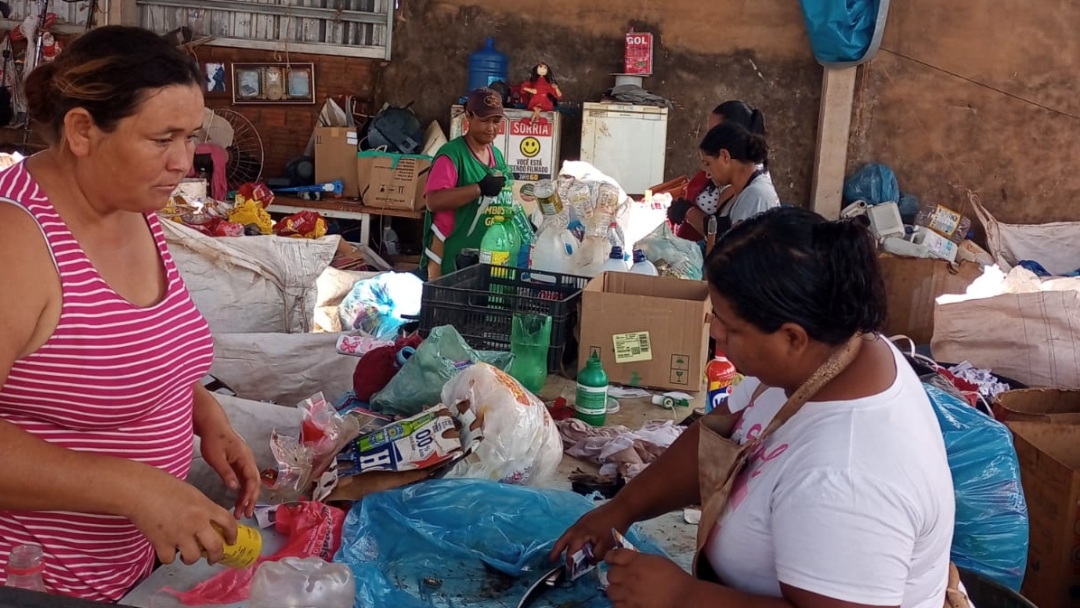 Coleta de 15 toneladas de recicl&aacute;veis garante renda de R$ 1,8 mil para 10 trabalhadores