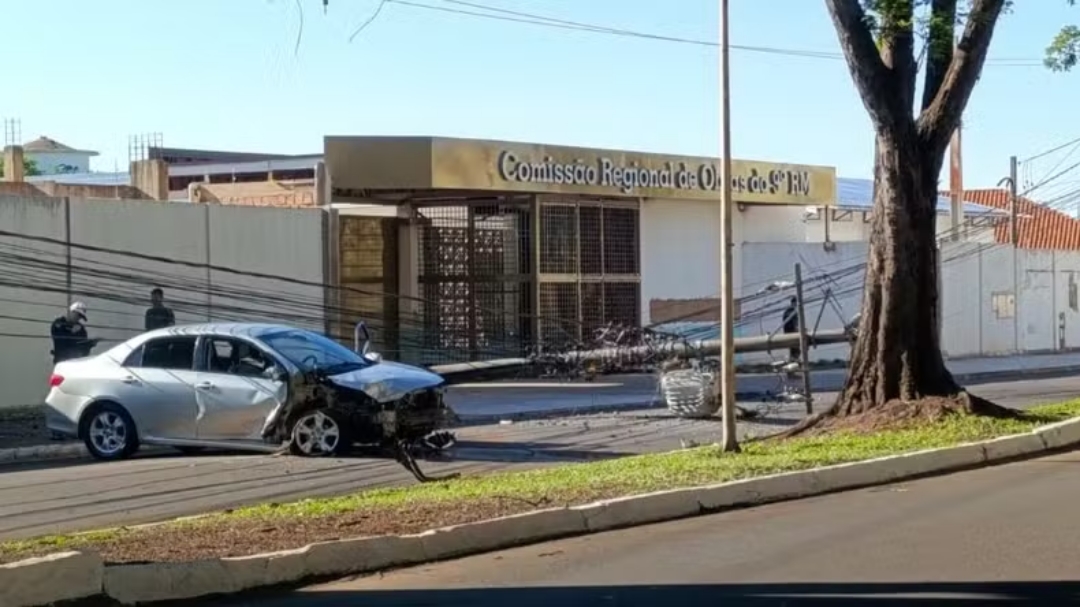 Motorista derruba poste durante acidente e deixa bairro completamente sem energia