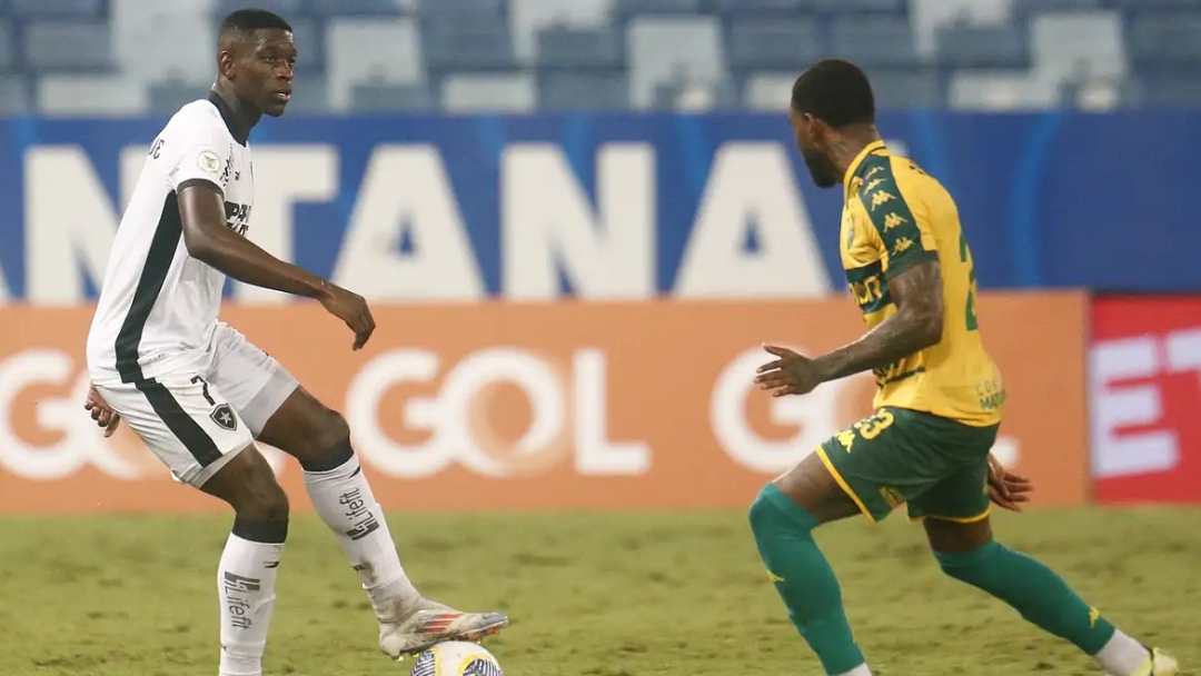 Botafogo joga para tentar manter vantagem na ponta do Brasileiro