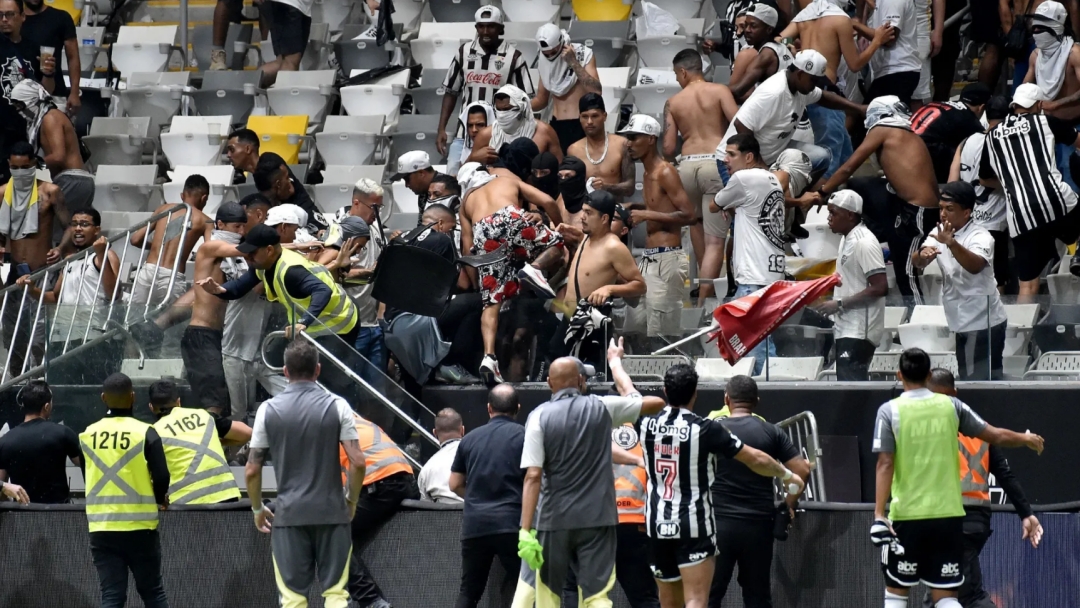 Bomba atirada na Arena MRV acerta fot&oacute;grafo, que passa por cirurgia