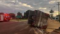 Carreta bitrem carregada com farelo de soja tomba em rotat&oacute;ria 