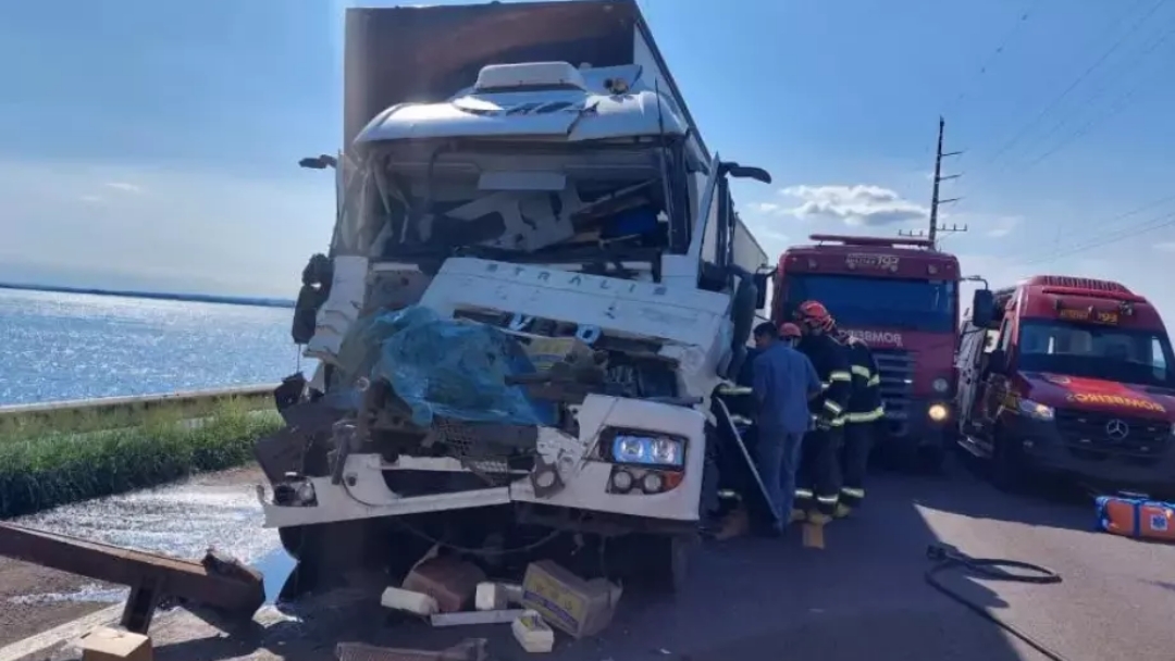 Motorista de caminh&atilde;o se distrai gravando o Rio Paran&aacute; e morre em colis&atilde;o na BR-267