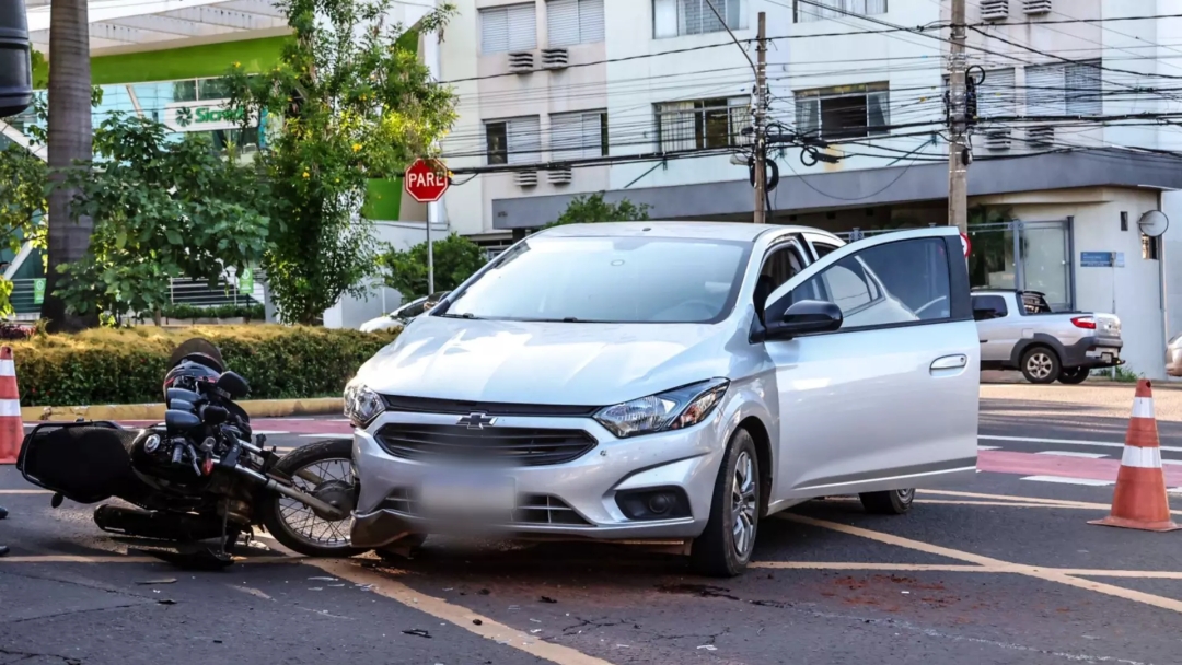 Motociclista fura sem&aacute;foro, bate em carro na Afonso Pena e &eacute; arremessado a 6 metros