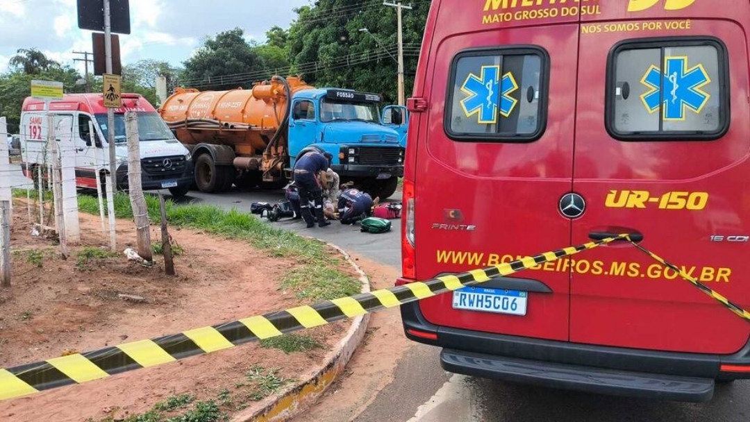 Motociclista fica em estado grave ao bater em caminh&atilde;o e ser atropelada 