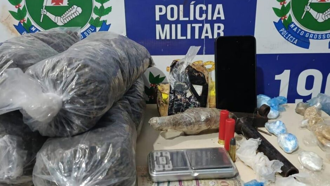 Den&uacute;ncia termina com apreens&atilde;o de drogas, armas e objetos furtados em Ponta Por&atilde;