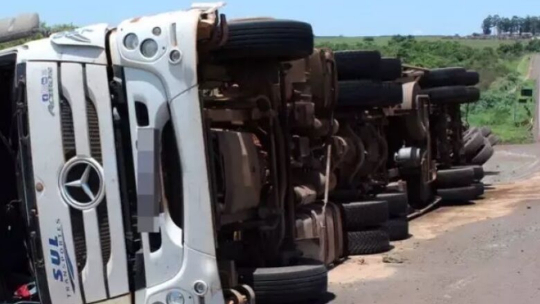 Carreta carregada com 50 toneladas de fertilizante tomba na BR-163 ap&oacute;s colis&atilde;o