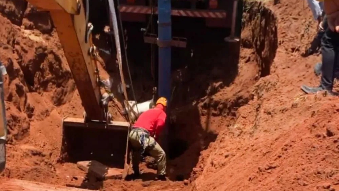 Corpo de trabalhador soterrado &eacute; resgatado por bombeiros 