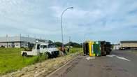 Caminh&atilde;o com algod&atilde;o tomba em rotat&oacute;ria da BR-267