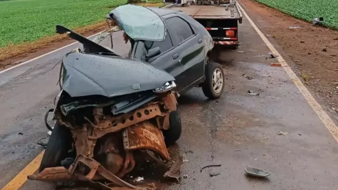 Acidente parte carro ao meio e deixa um morto e quatro feridos