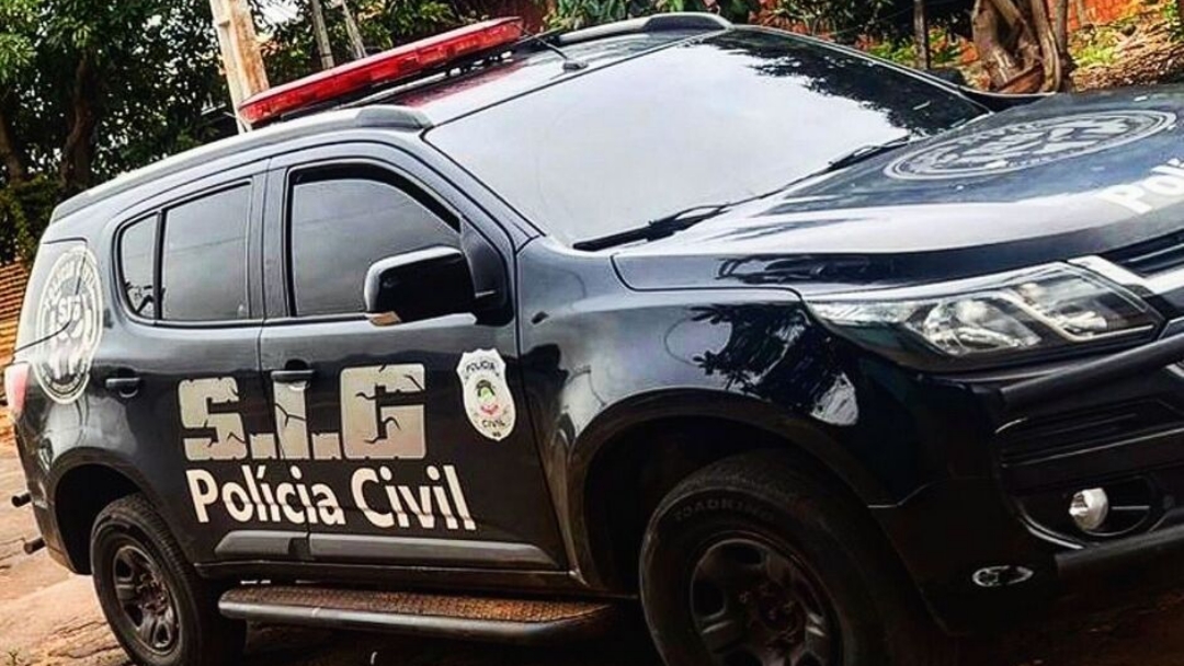 B&ecirc;bado amea&ccedil;a esposa com rifle e incendeia casa 