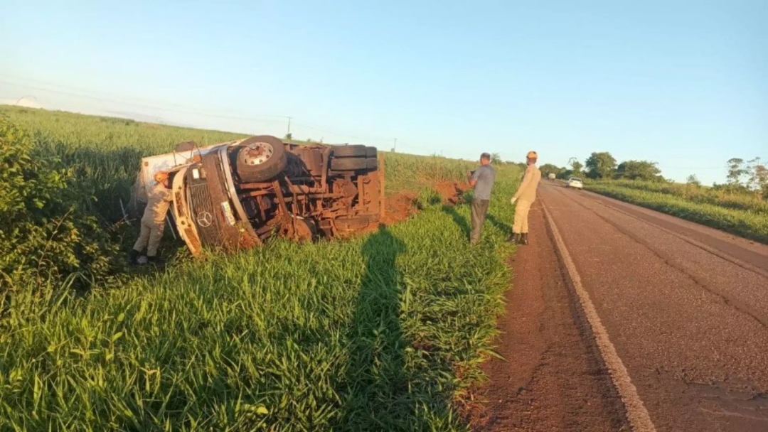 Motorista fica pendurado pelo cinto ap&oacute;s pneu estourar e caminh&atilde;o capotar 