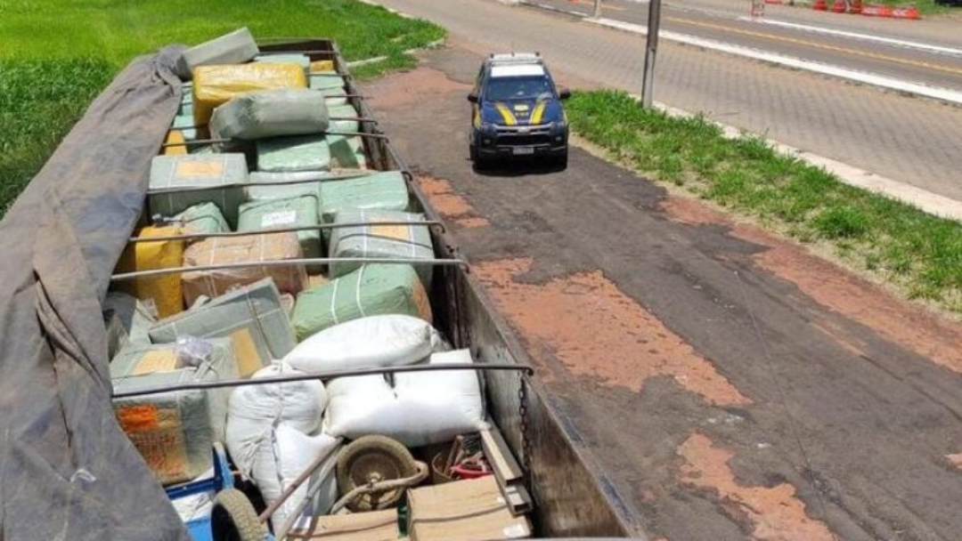 PRF intercepta caminhão carregado com mercadorias ilegais