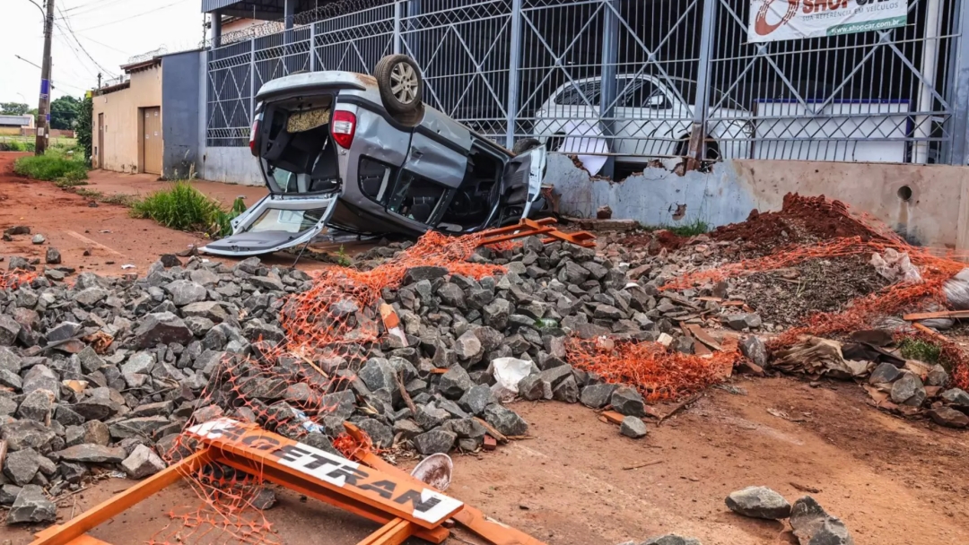 Motorista perde controle na curva e bate em muro de garagem de carros