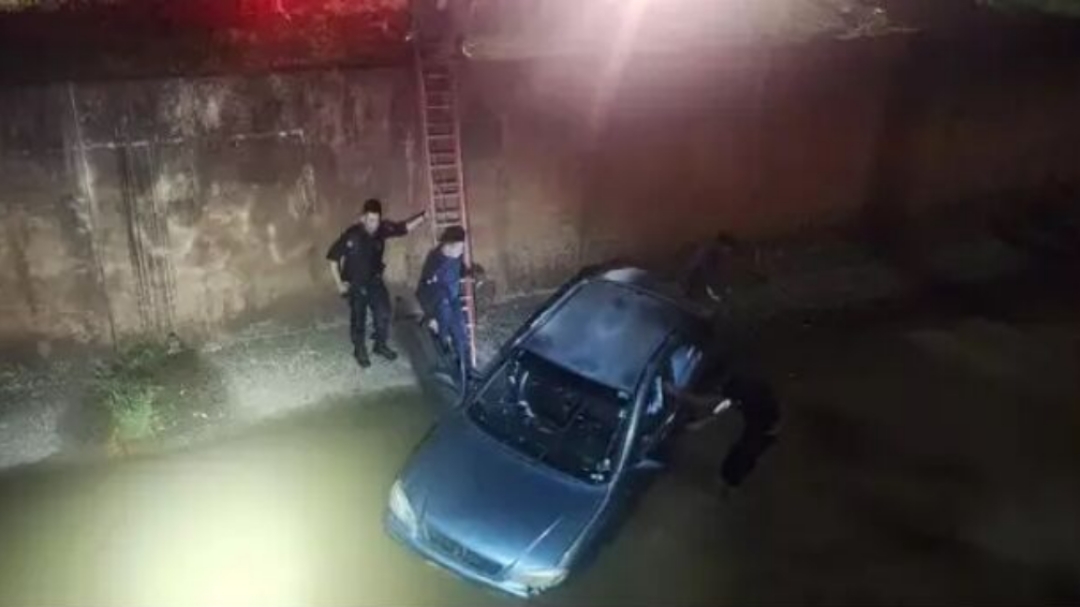 Bebê e mais três são resgatadas após carro cair em córrego