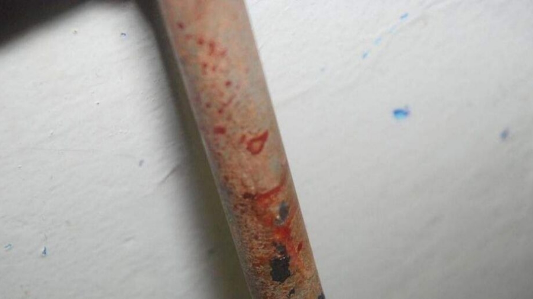 Idoso é agredido por vizinho com barra de ferro