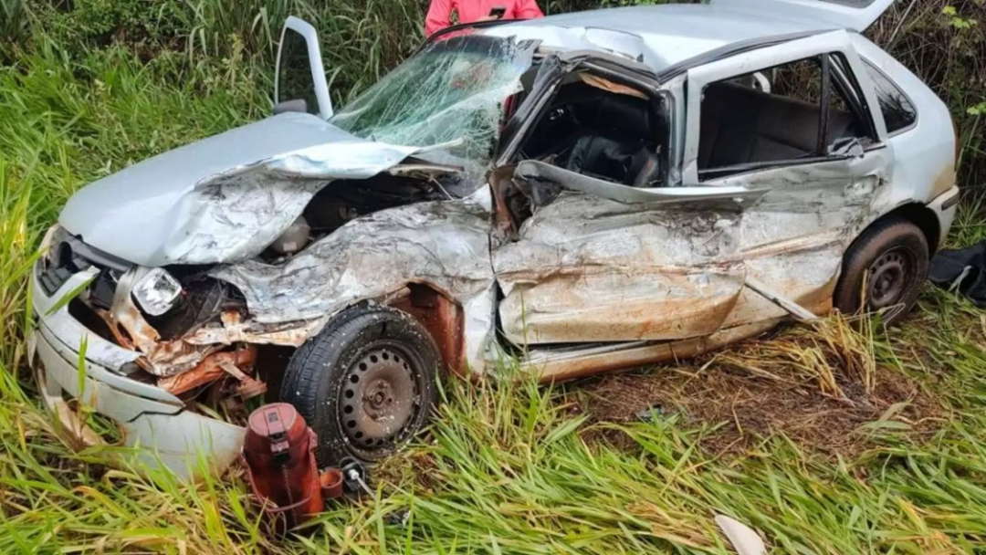 Motorista fica preso nas ferragens ap&oacute;s acidente com caminh&atilde;o ba&uacute; 