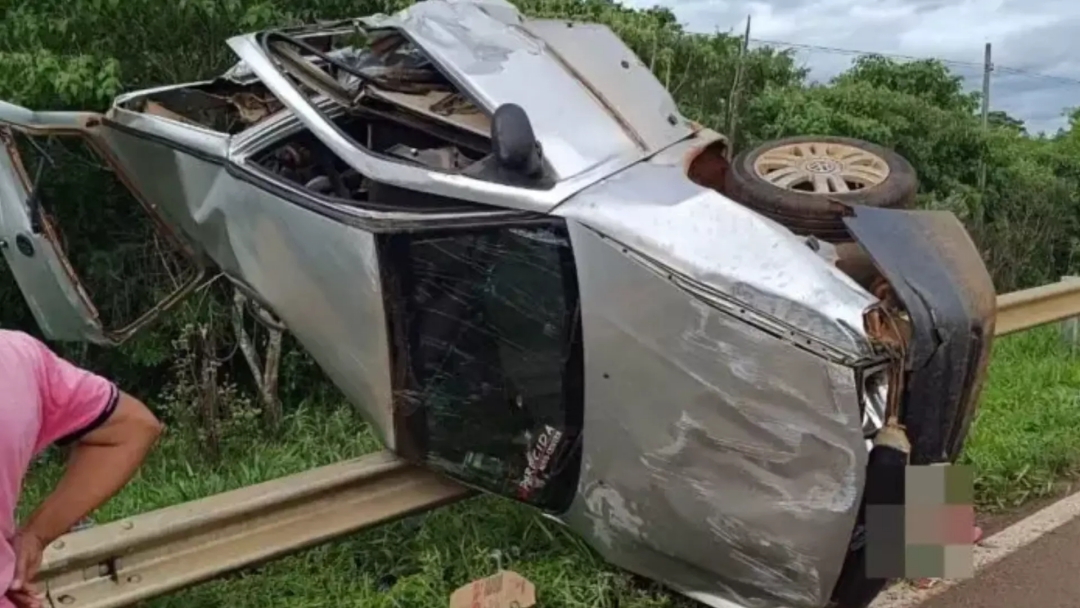 Acidente acaba com dois carros capotados e quatro feridos