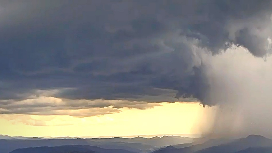 Dia ser&aacute; de tempo inst&aacute;vel, com probabilidade de chuva em todo o estado